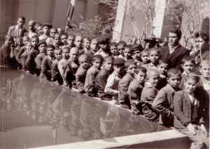 جمعی از دانش‌آموزان مدرسهٔ اهلی ارسنجان